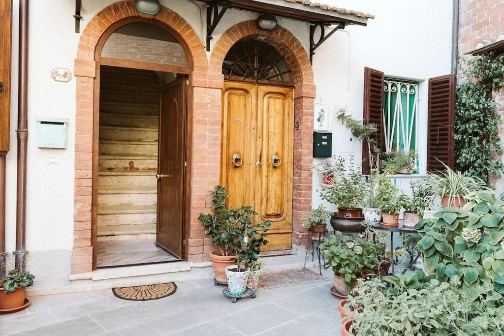 Casa Vacanze L'Angolo Fiorito Bettolle Exteriér fotografie