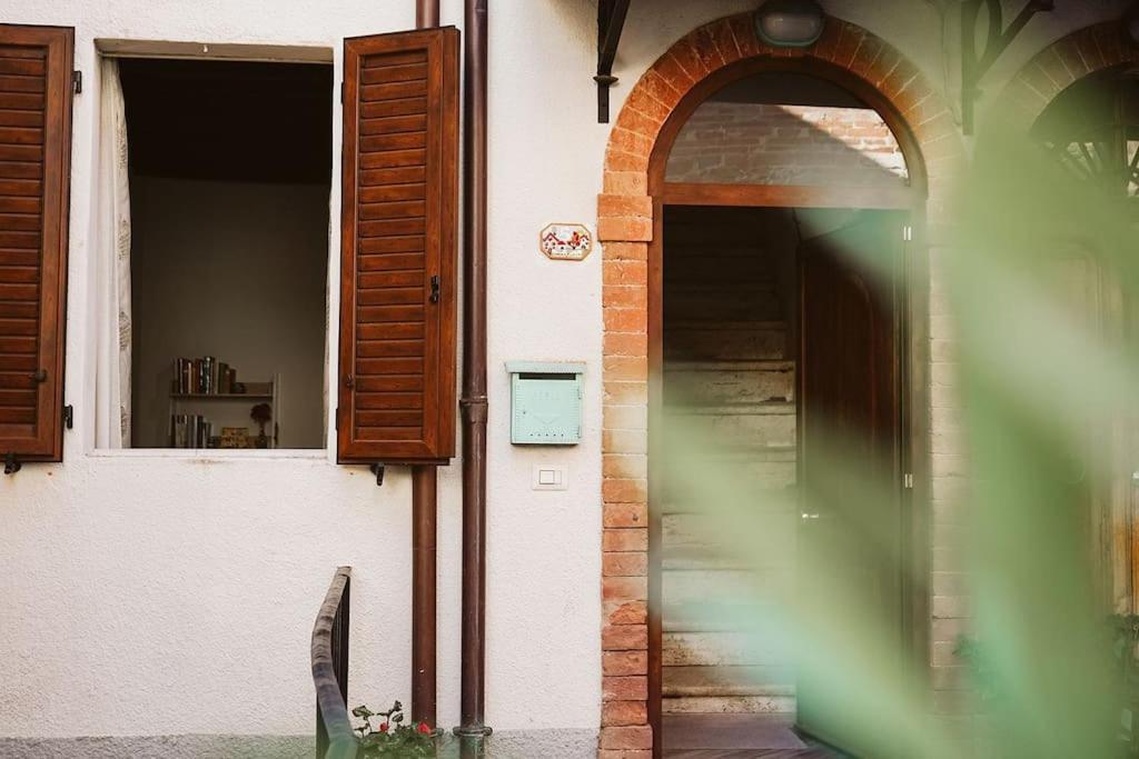 Casa Vacanze L'Angolo Fiorito Bettolle Exteriér fotografie