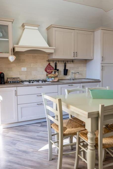Casa Vacanze L'Angolo Fiorito Bettolle Exteriér fotografie